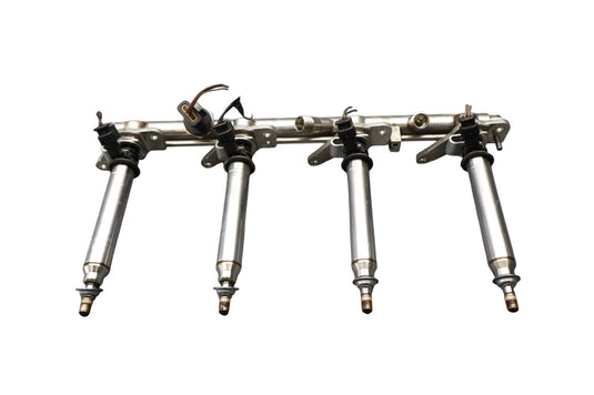 12-18 Mercedes CLS550 W218 Right Side Fuel Injection Rail Line w/ Injectors Oem