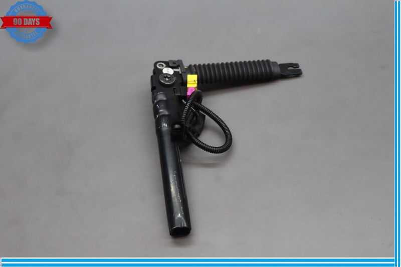 Load image into Gallery viewer, 11-13 Hyundai Equus Front Right Passenger Side Seat Belt Pre-Tensioner Oem
