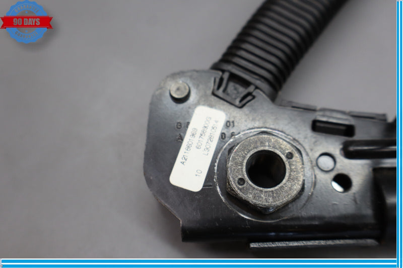 Load image into Gallery viewer, 07-09 Mercedes CLS550 W219 Front Left Side Seat Belt Buckle A2118601969 Oem
