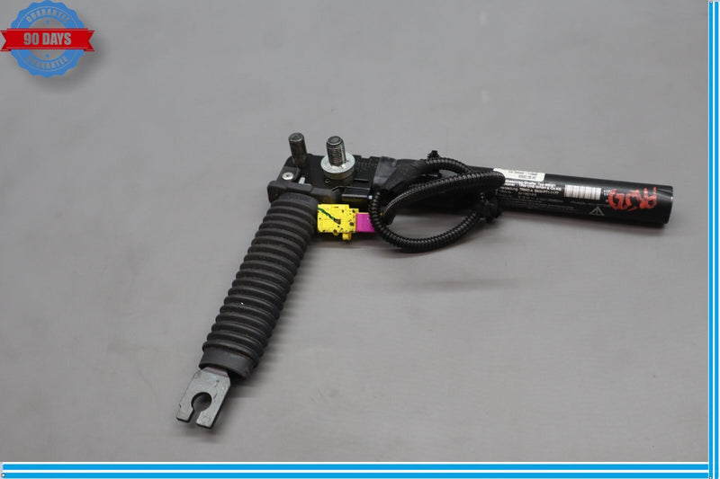 Load image into Gallery viewer, 11-13 Hyundai Equus Front Right Passenger Side Seat Belt Pre-Tensioner Oem
